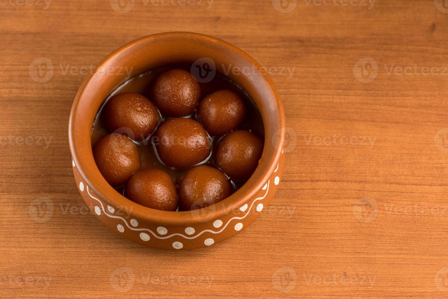 gulab jamun in vaso di terracotta. dessert indiano o piatto dolce foto