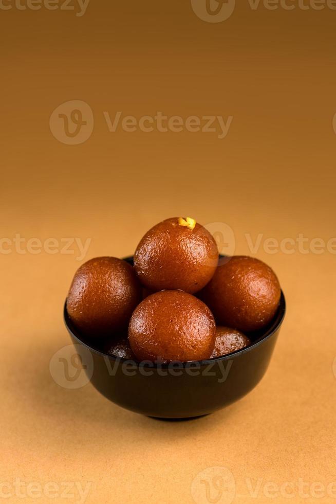 gulab jamun in una ciotola. dessert indiano o piatto dolce. foto