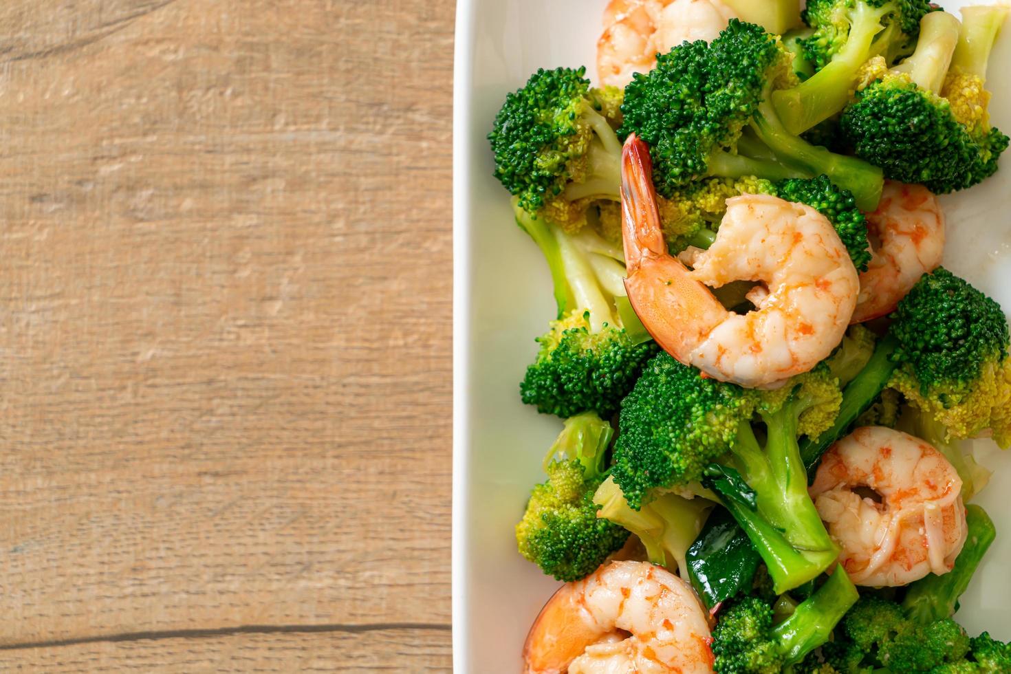 broccoli saltati in padella con gamberi - stile cibo fatto in casa foto