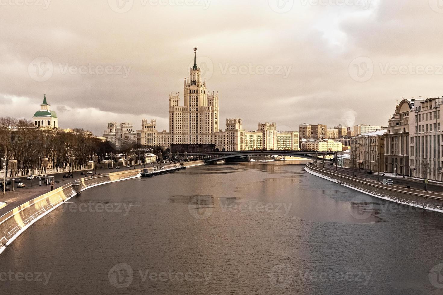 Vista della città del fiume Moskva in inverno.casa sul terrapieno kotelnicheskaya.turismo in russia foto