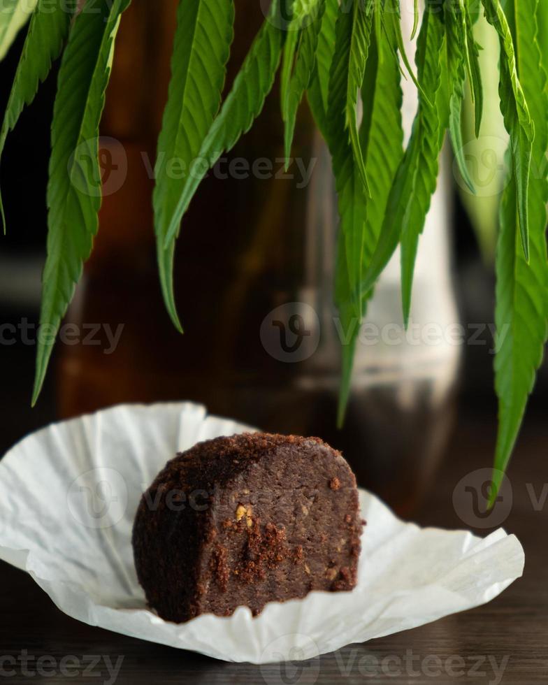 dolce brownie al cioccolato alla cannabis, cibo ricreativo con marijuana foto