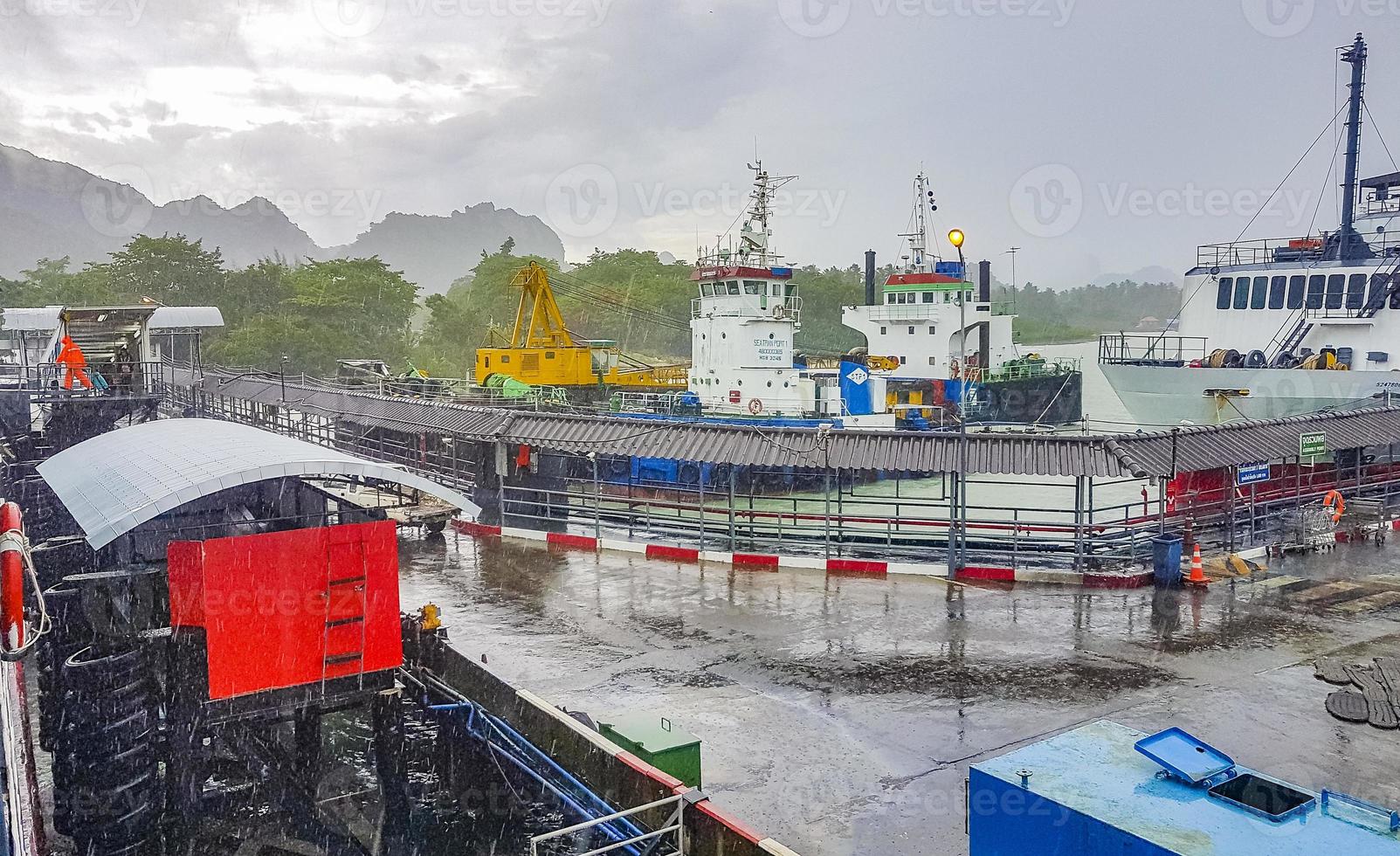 porto di trasporto marittimo di don sak durante la stagione dei monsoni a Surat Thani Thailandia, 2018 foto