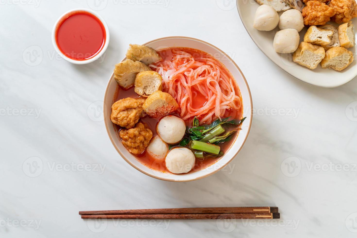 piccoli spaghetti di riso piatti con polpette di pesce e polpette di gamberi in zuppa rosa, yen ta quattro o yen ta fo - stile asiatico foto