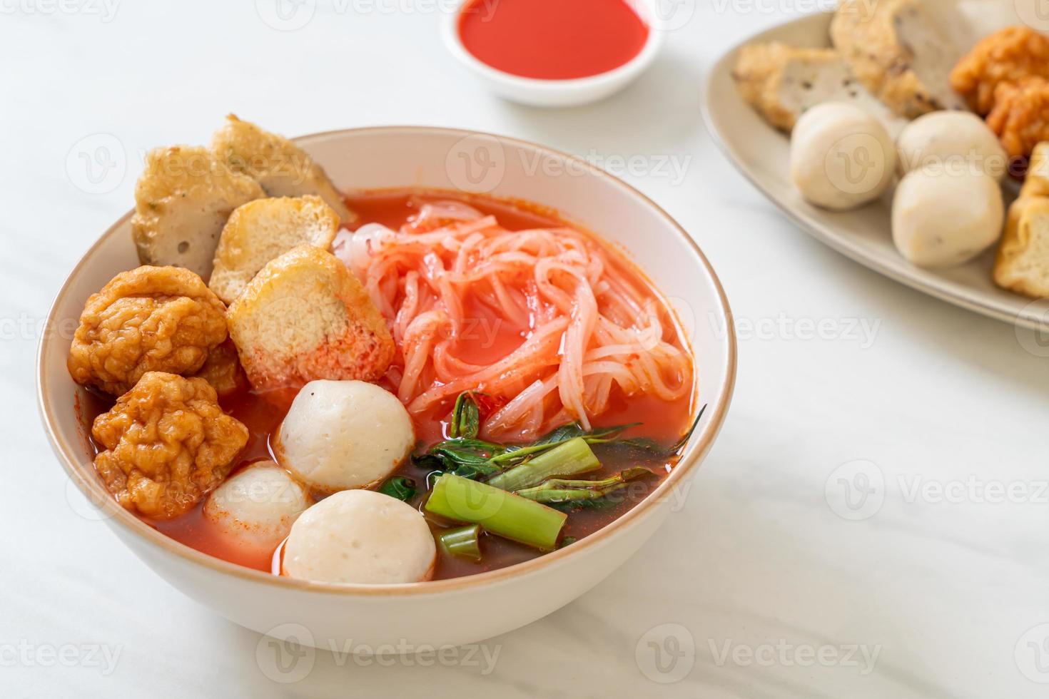 piccoli spaghetti di riso piatti con polpette di pesce e polpette di gamberi in zuppa rosa, yen ta quattro o yen ta fo - stile asiatico foto