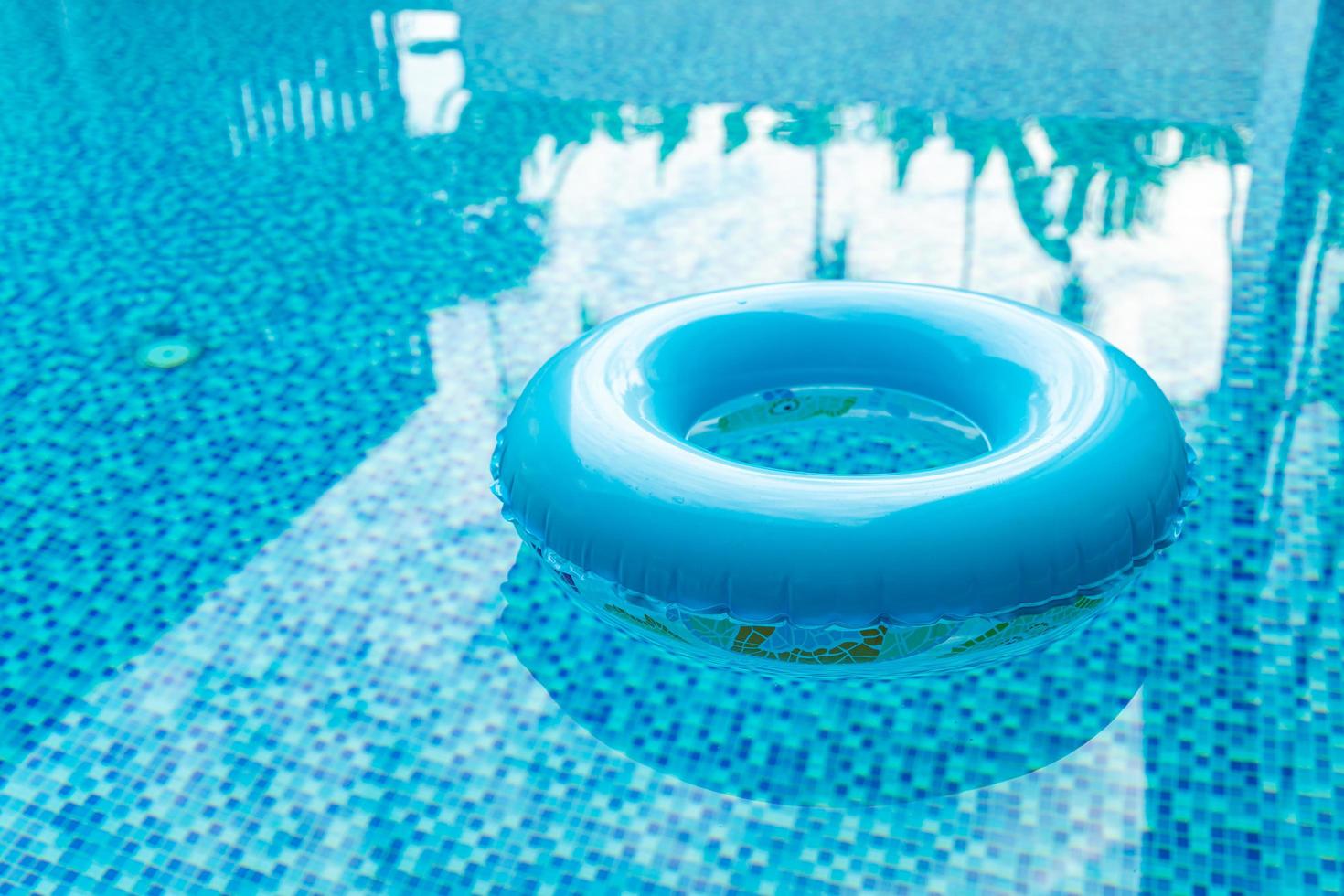 anello di nuotata in piscina blu foto