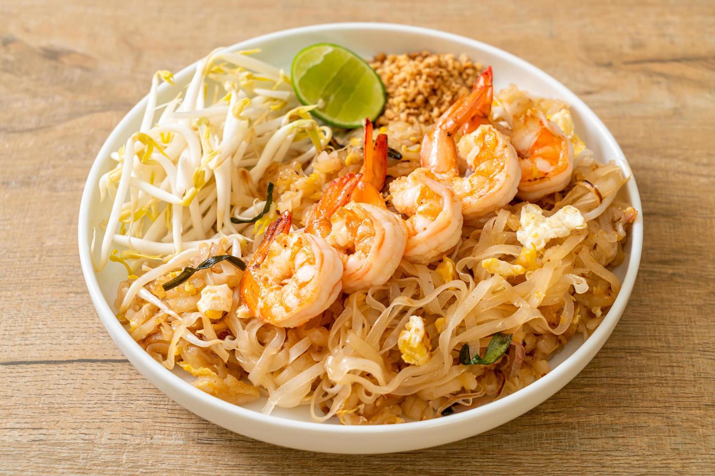 noodles saltati in padella con gamberi e germogli o pad thai - stile asiatico foto