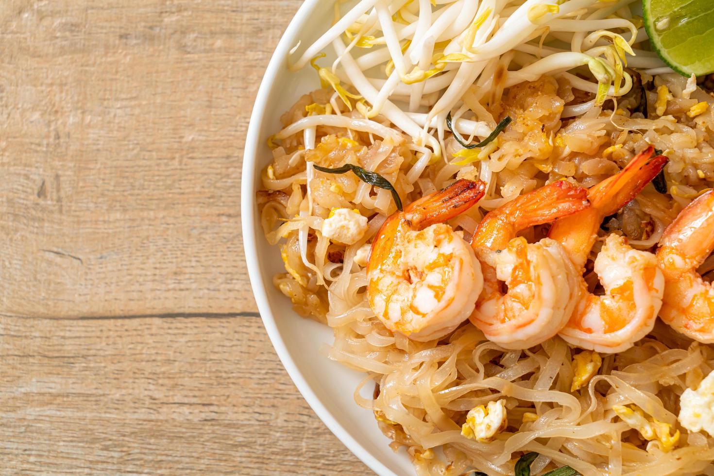 noodles saltati in padella con gamberi e germogli o pad thai - stile asiatico foto