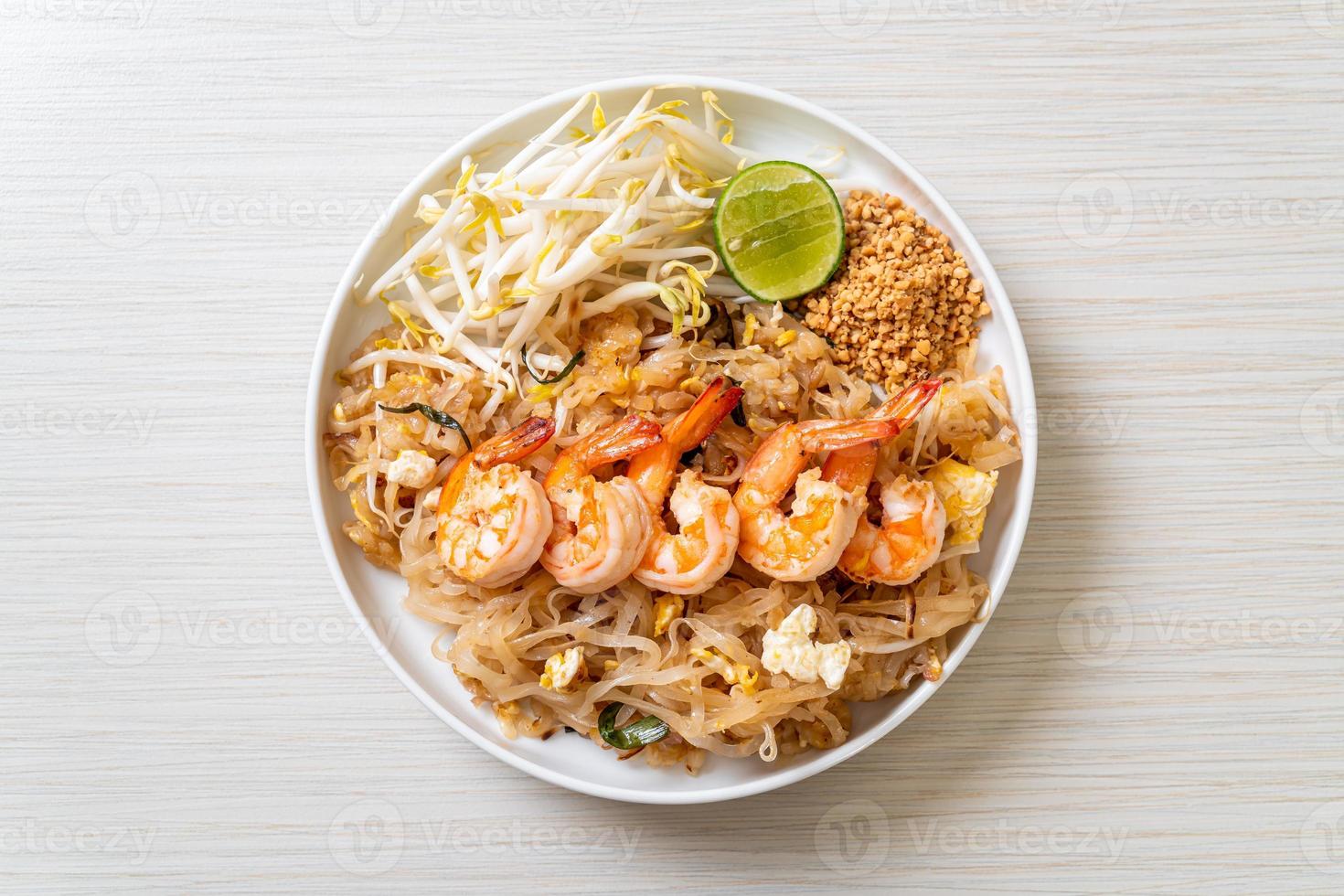 noodles saltati in padella con gamberi e germogli o pad thai - stile asiatico foto