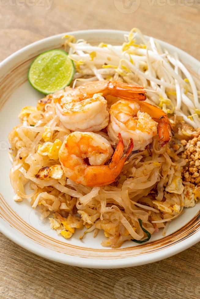 noodles saltati in padella con gamberi e germogli o pad thai - stile asiatico foto