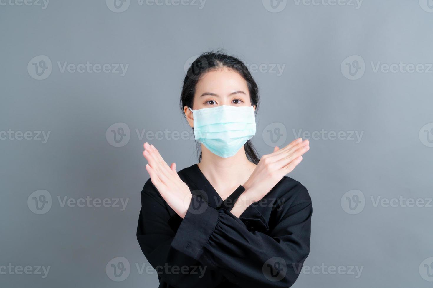 la donna asiatica che indossa una maschera medica protegge la polvere del filtro pm2.5 antinquinamento, anti-smog e covid-19 foto