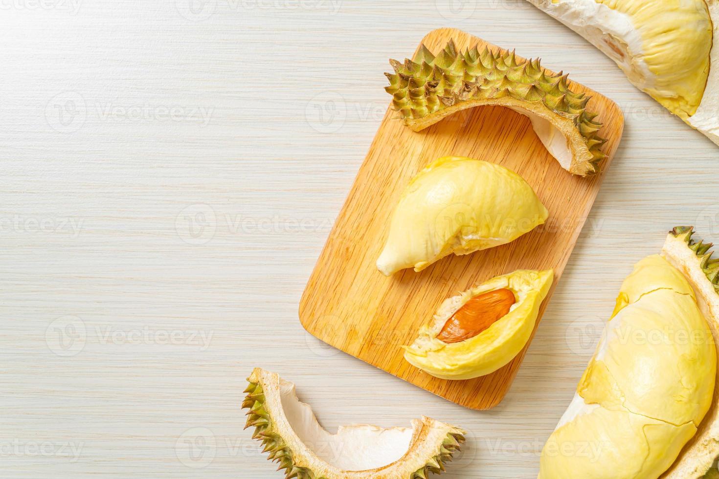 durian stagionato e fresco, buccia di durian su piatto bianco foto