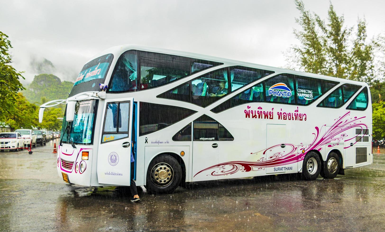 autobus turistico tailandese sotto la pioggia monsonica a Surat Thani, Thailandia, 2018 foto