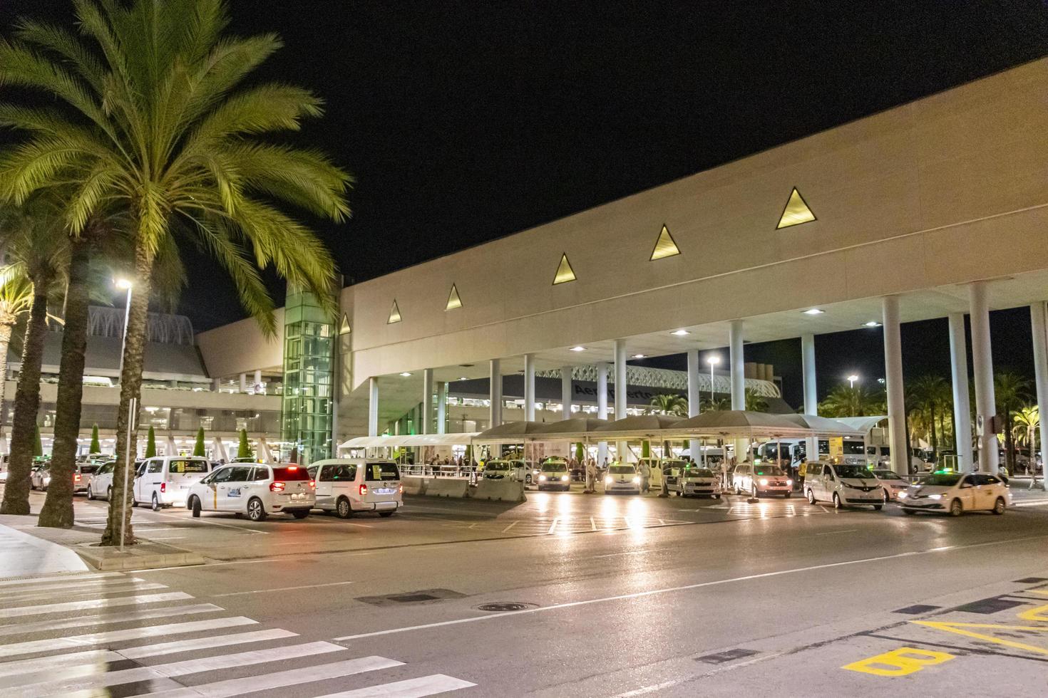 aeroporto di palma di notte sull'isola delle baleari, maiorca, spagna foto