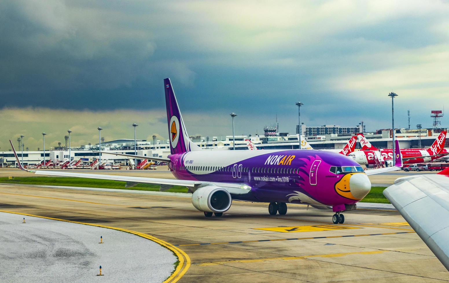 compagnia aerea nokair durante la tempesta all'aeroporto di bangkok suvarnabhumi, thailandia, 2018 foto