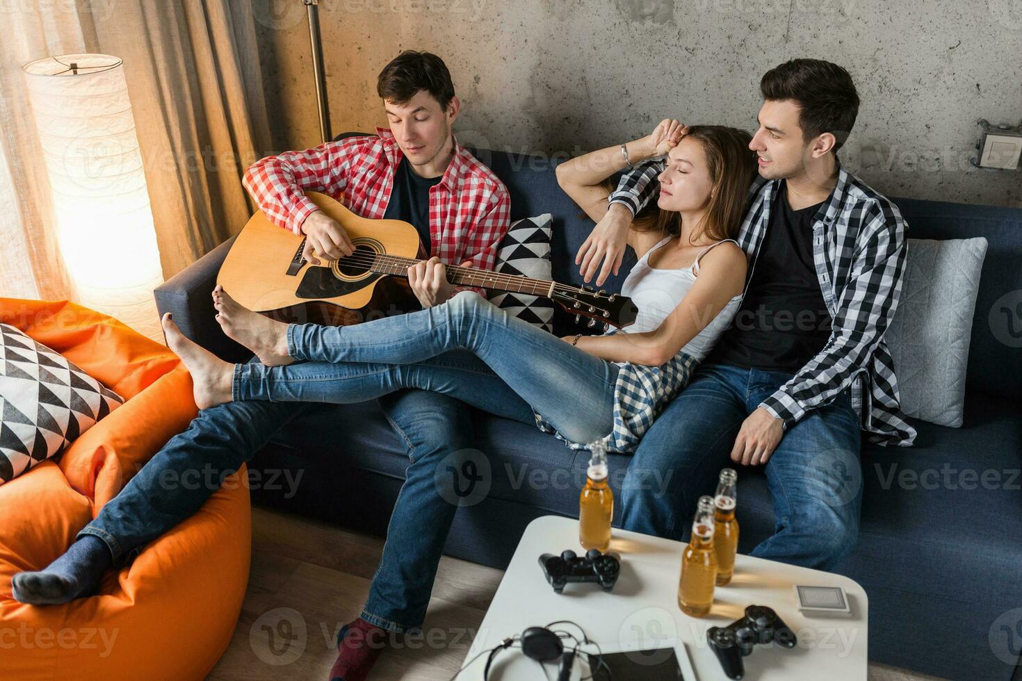 contento giovane persone avendo divertimento, amici festa a casa foto