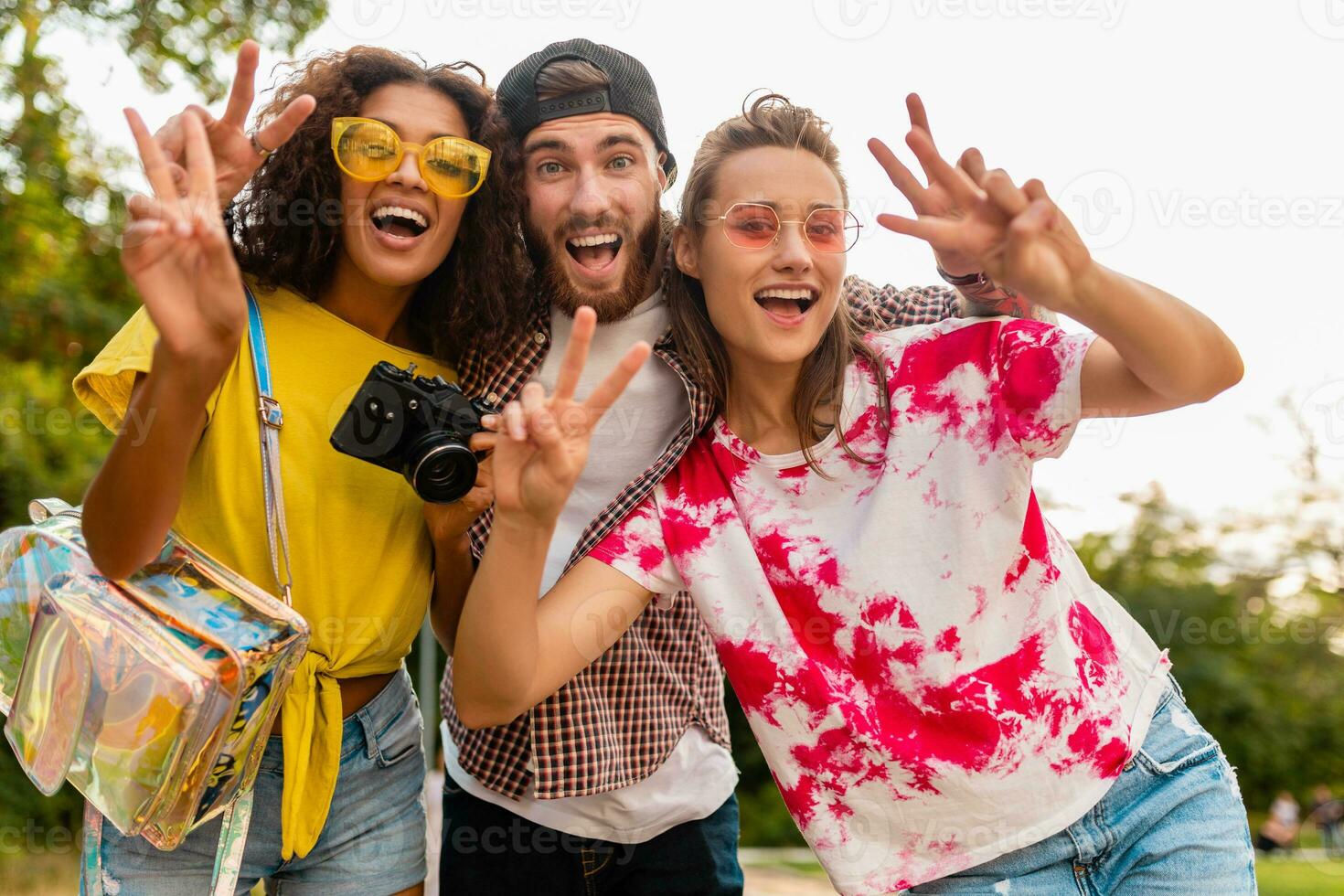 contento giovane azienda di amici avendo divertimento nel parco foto