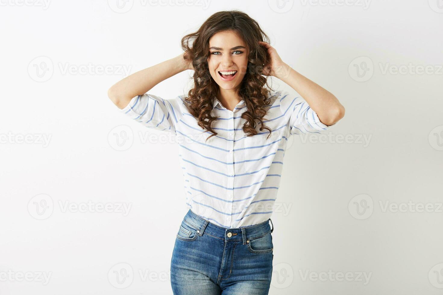 bella giovane donna ridendo felice, fricchettone stile, vestito nel jeans, camicia, isolato su bianca sfondo, Riccio capelli foto