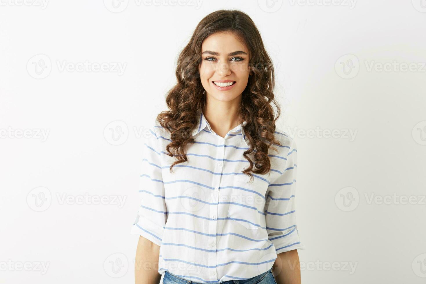 avvicinamento ritratto di attraente sorridente giovane donna con Riccio capelli isolato su bianca studio sfondo, vestito nel camicia foto