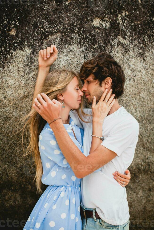 giovane elegante fricchettone coppia nel amore su tropicale spiaggia foto