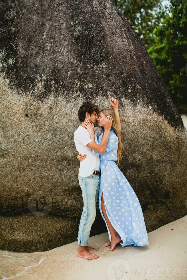 giovane elegante fricchettone coppia nel amore su tropicale spiaggia foto