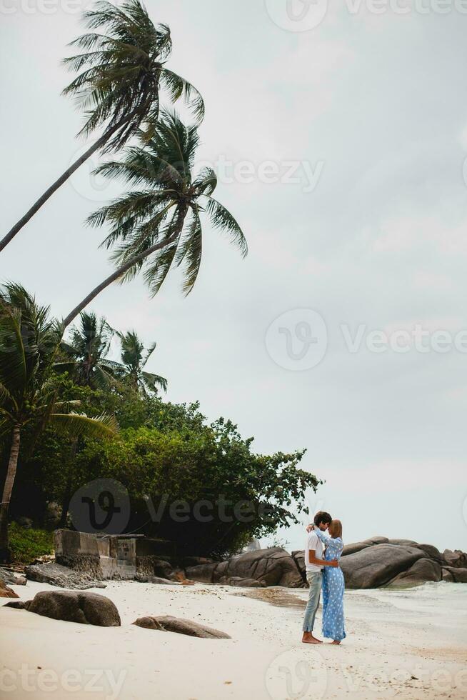 giovane elegante fricchettone coppia nel amore su tropicale spiaggia foto