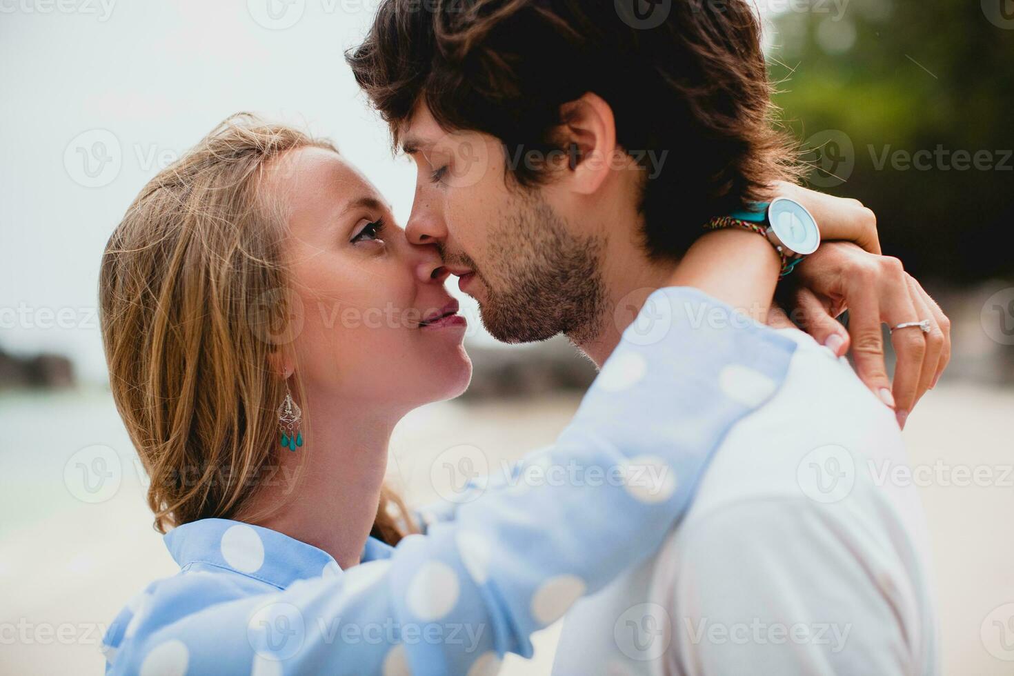 giovane elegante fricchettone coppia nel amore su tropicale spiaggia foto