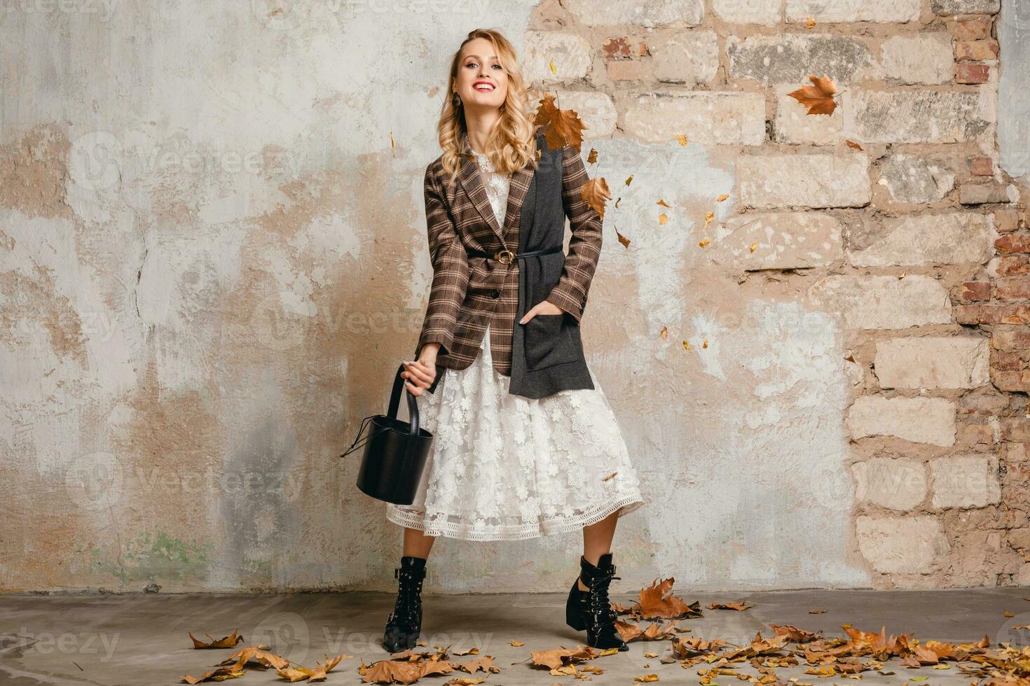 attraente elegante bionda donna nel scacchi giacca cappotto a passeggio, autunno moda tendenza foto
