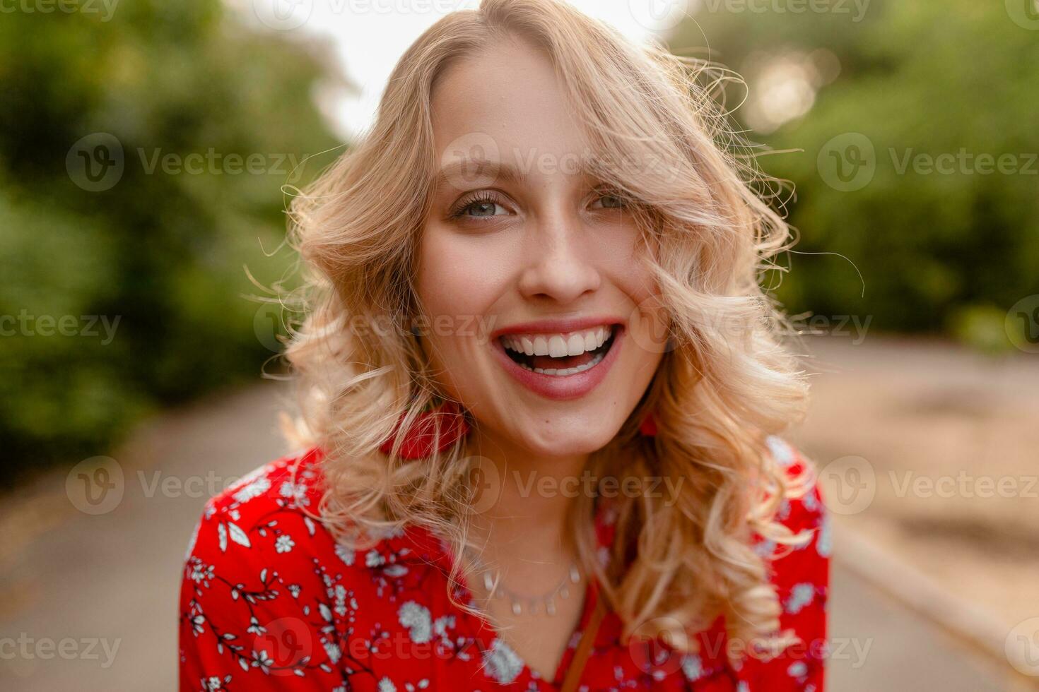 attraente elegante biondo sorridente donna nel cannuccia rosso camicetta estate moda foto