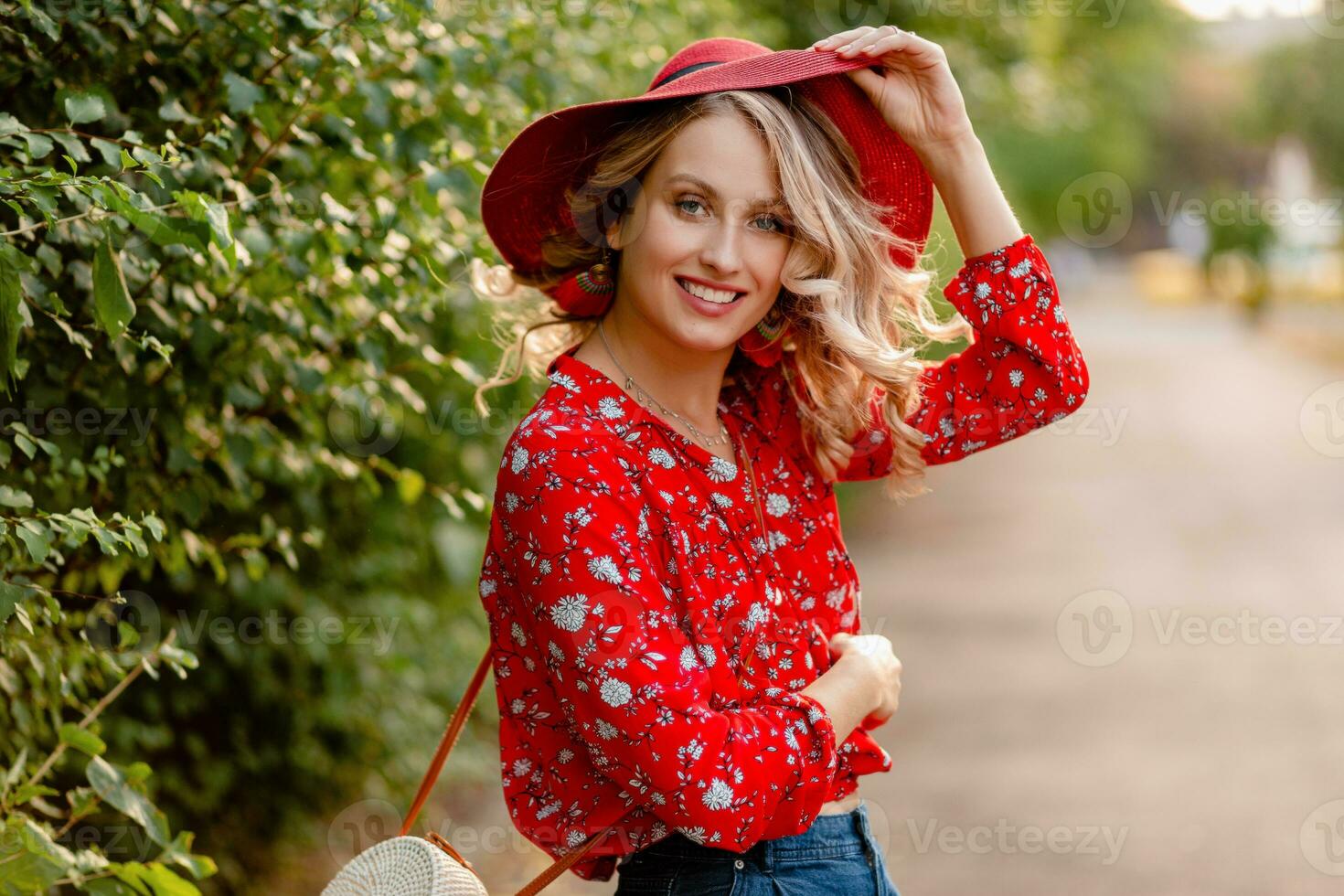 attraente elegante biondo sorridente donna nel cannuccia rosso cappello e camicetta estate moda foto