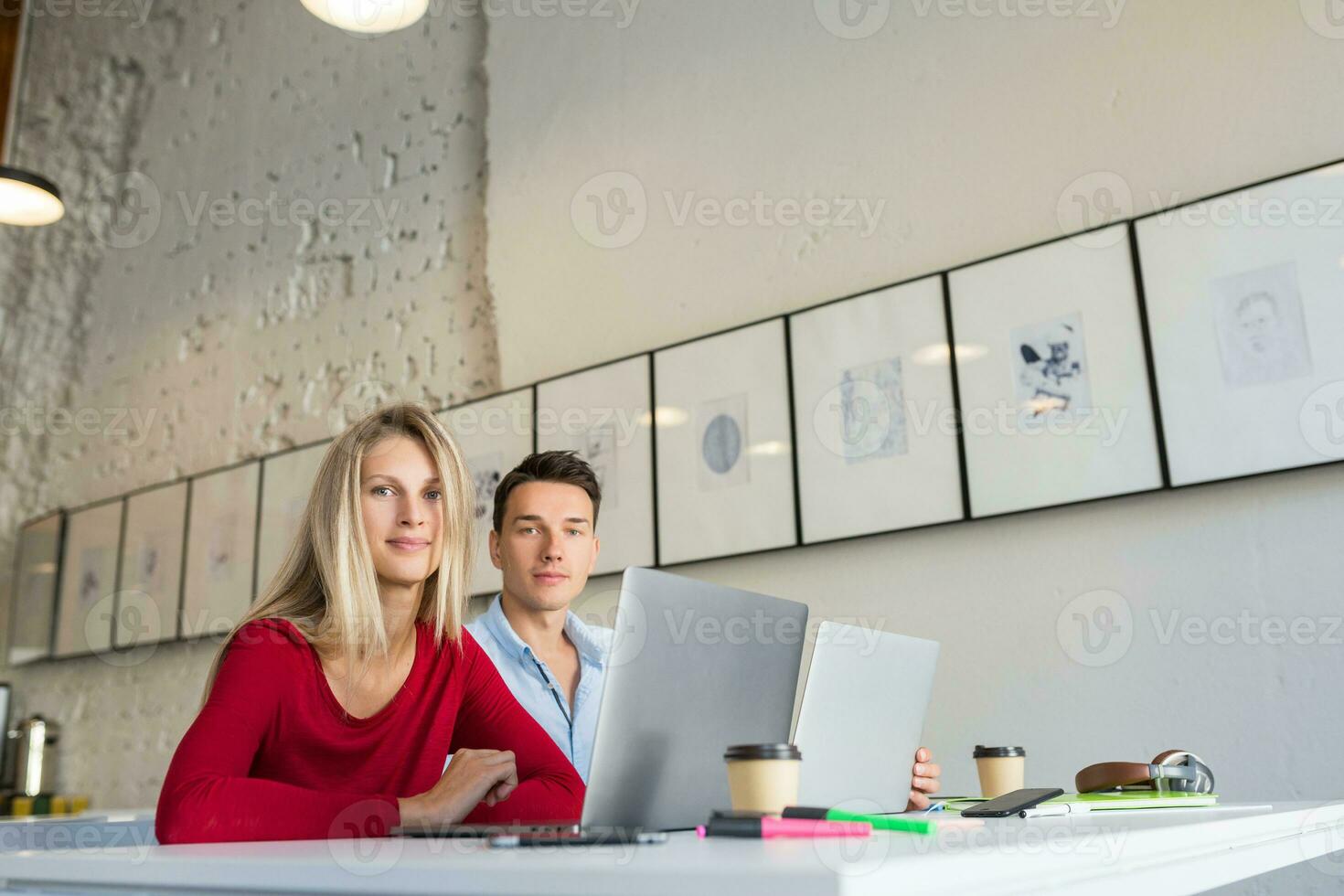 giovane uomo e donna Lavorando su il computer portatile nel Aperto spazio co-working ufficio camera, occupato liberi professionisti foto