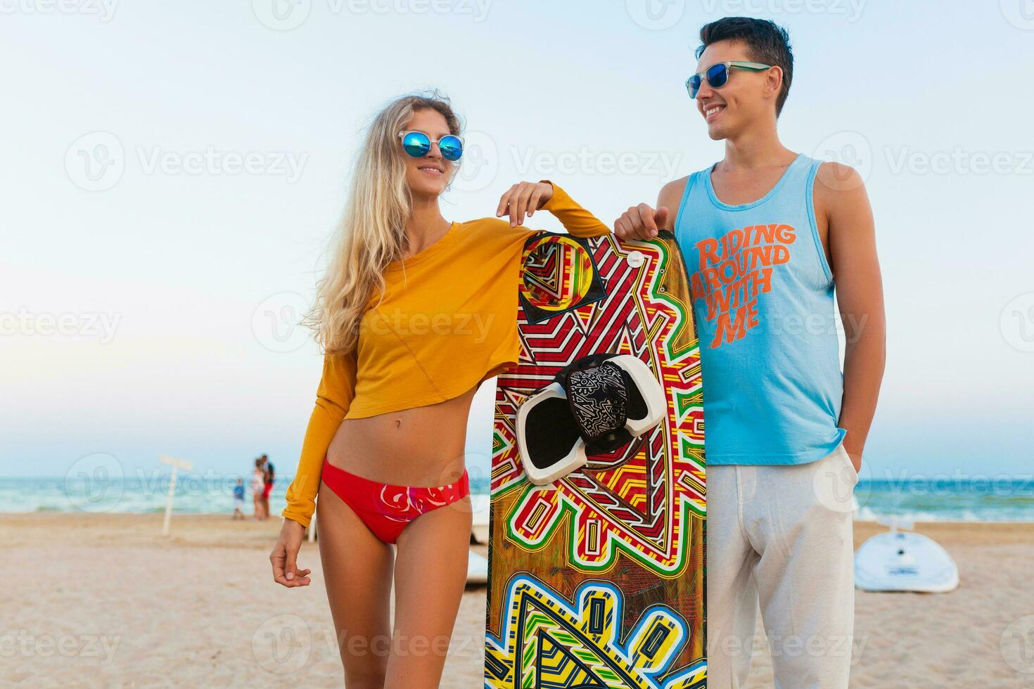 giovane coppia avendo divertimento su spiaggia foto