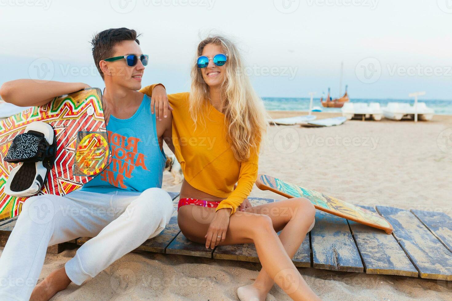 giovane coppia avendo divertimento su spiaggia foto