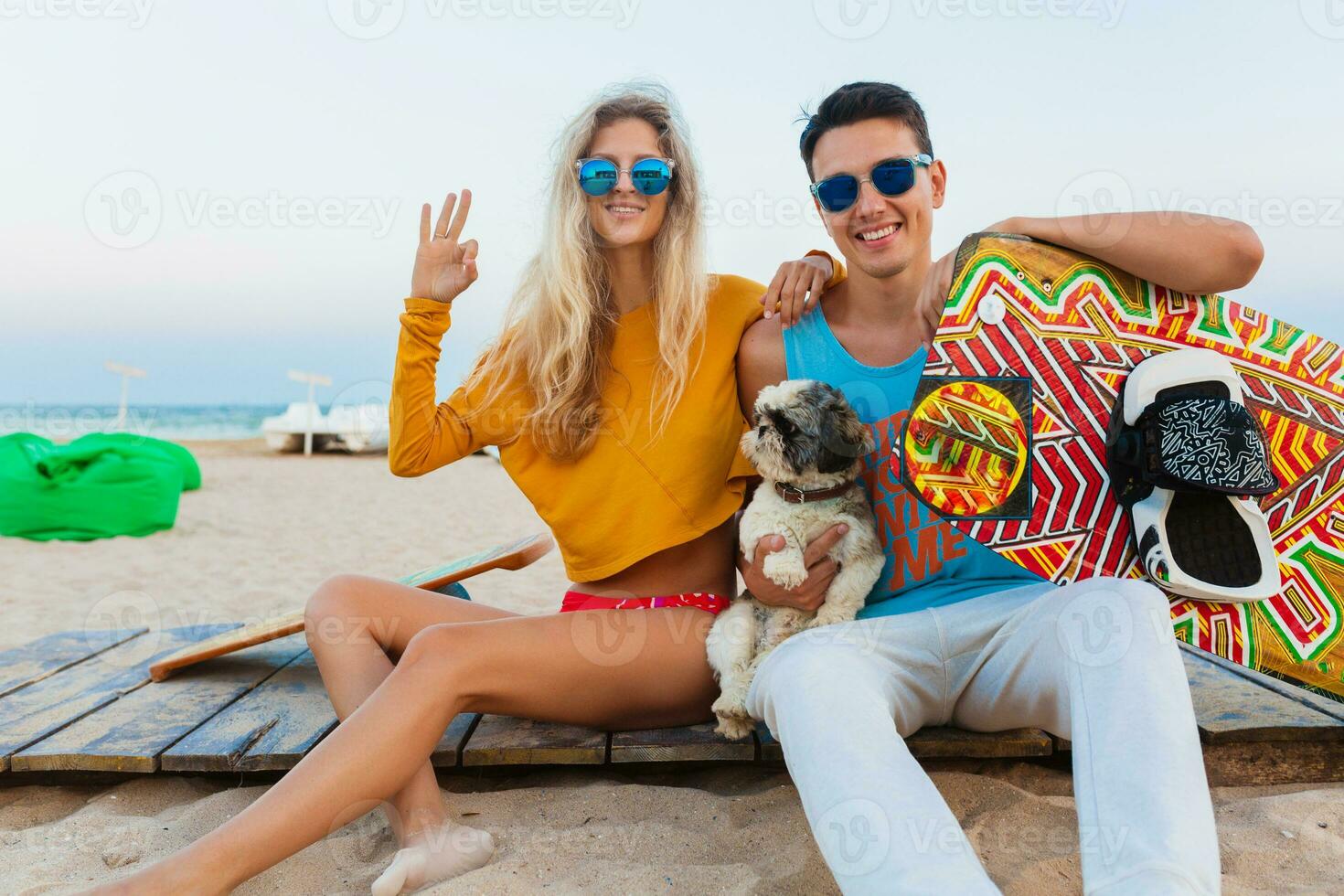 giovane coppia avendo divertimento su spiaggia foto