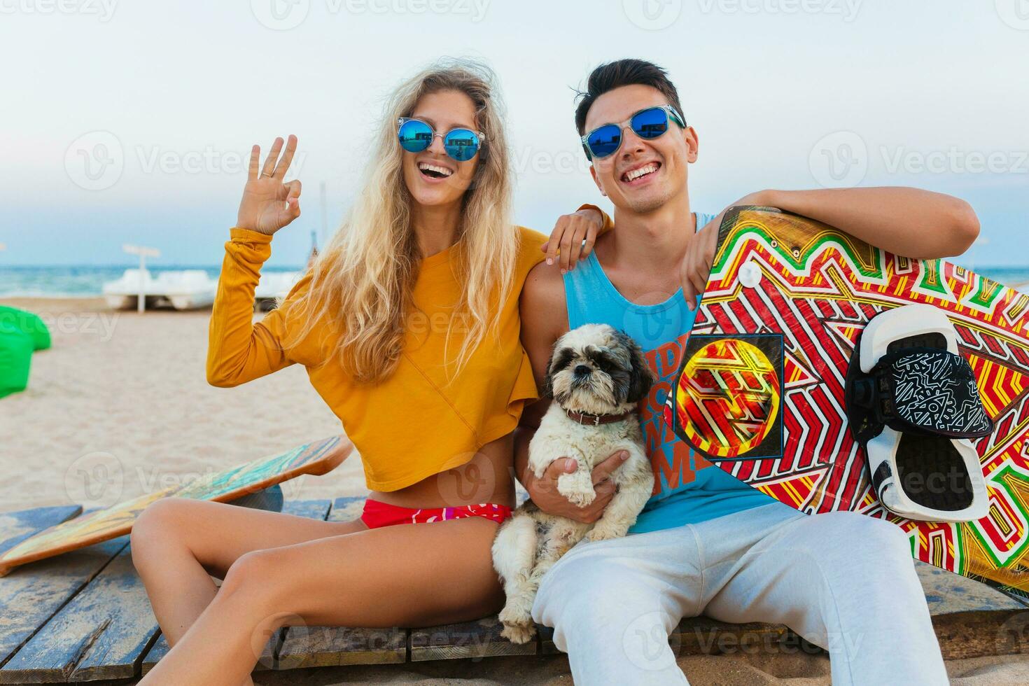 giovane coppia avendo divertimento su spiaggia foto