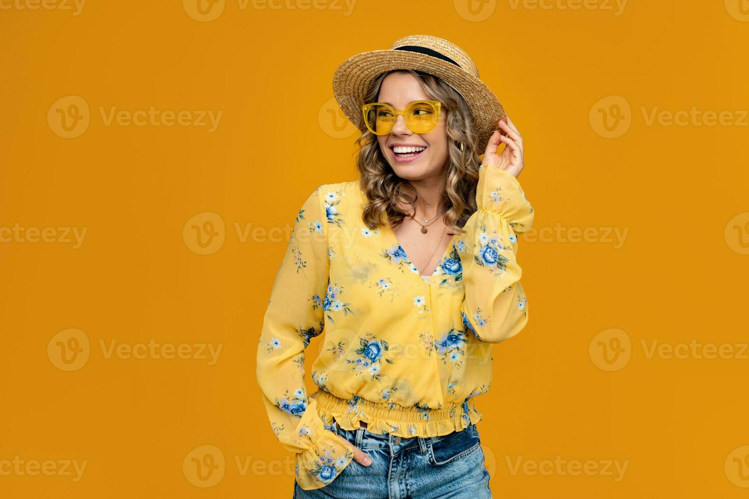 elegante contento sorridente biondo donna su vacanza nel cannuccia su giallo sfondo foto