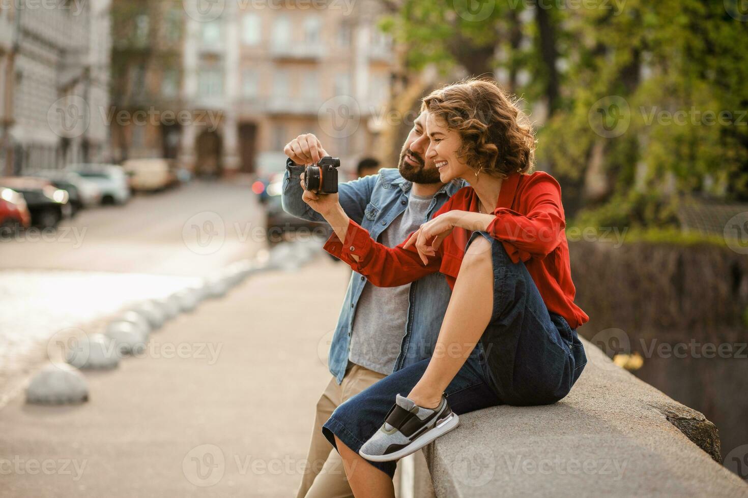 uomo e donna su romantico vacanza a piedi insieme foto