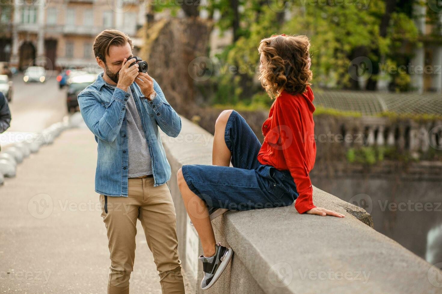 uomo e donna su romantico vacanza a piedi insieme foto