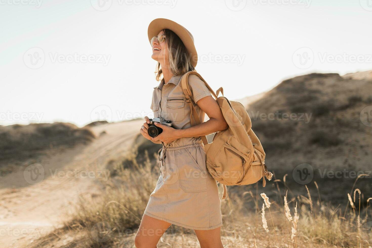 donna nel deserto a piedi su safari foto