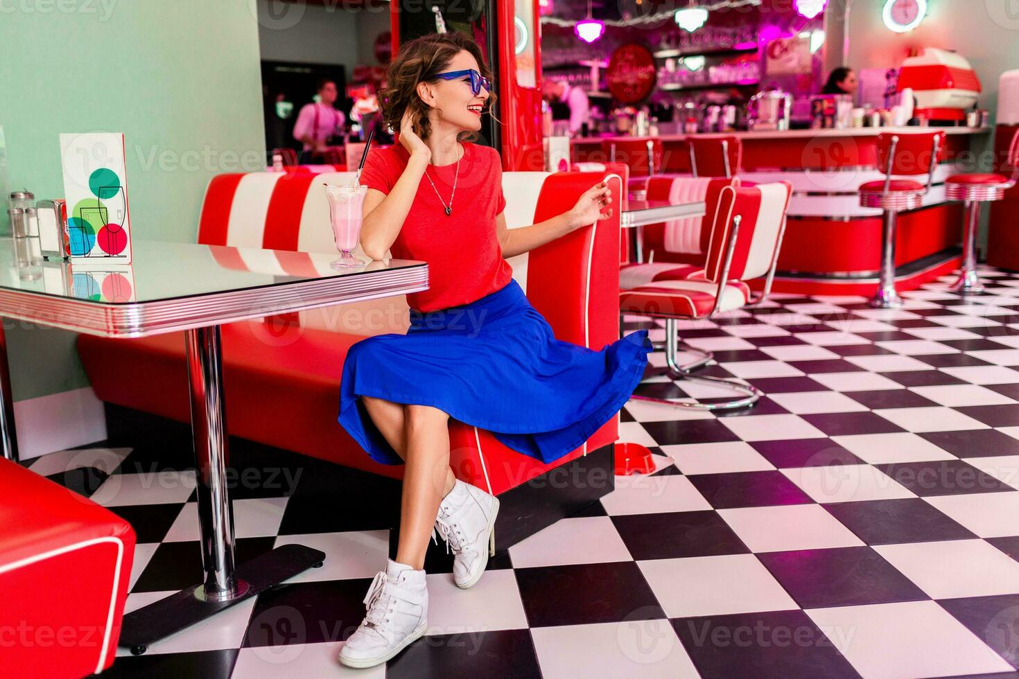 elegante sorridente donna nel retrò Vintage ▾ bar foto