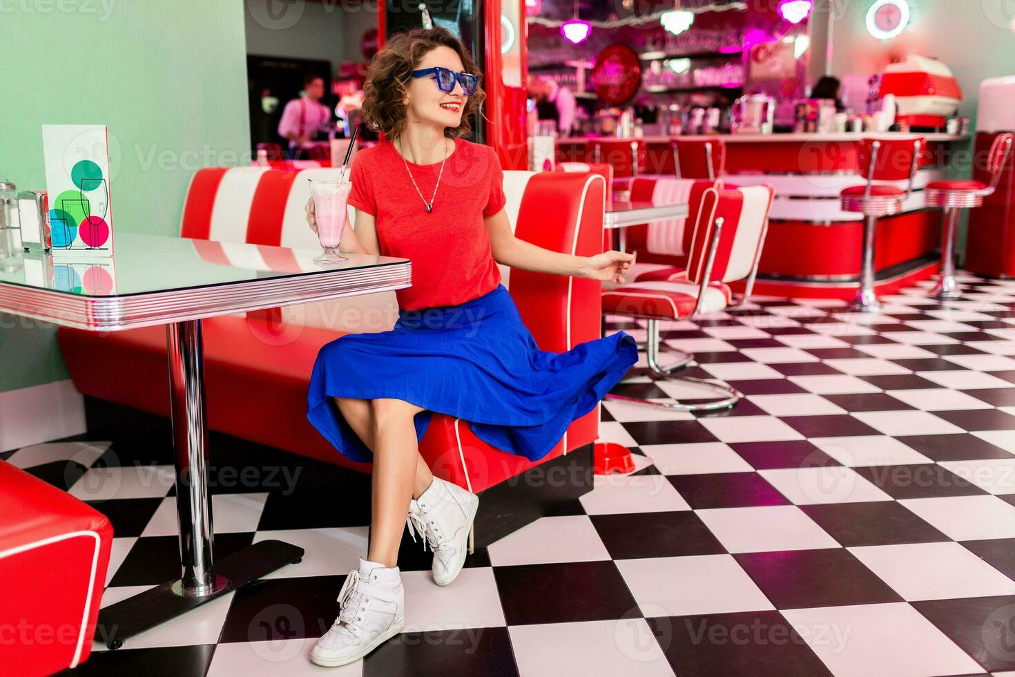 elegante sorridente donna nel retrò Vintage ▾ bar foto