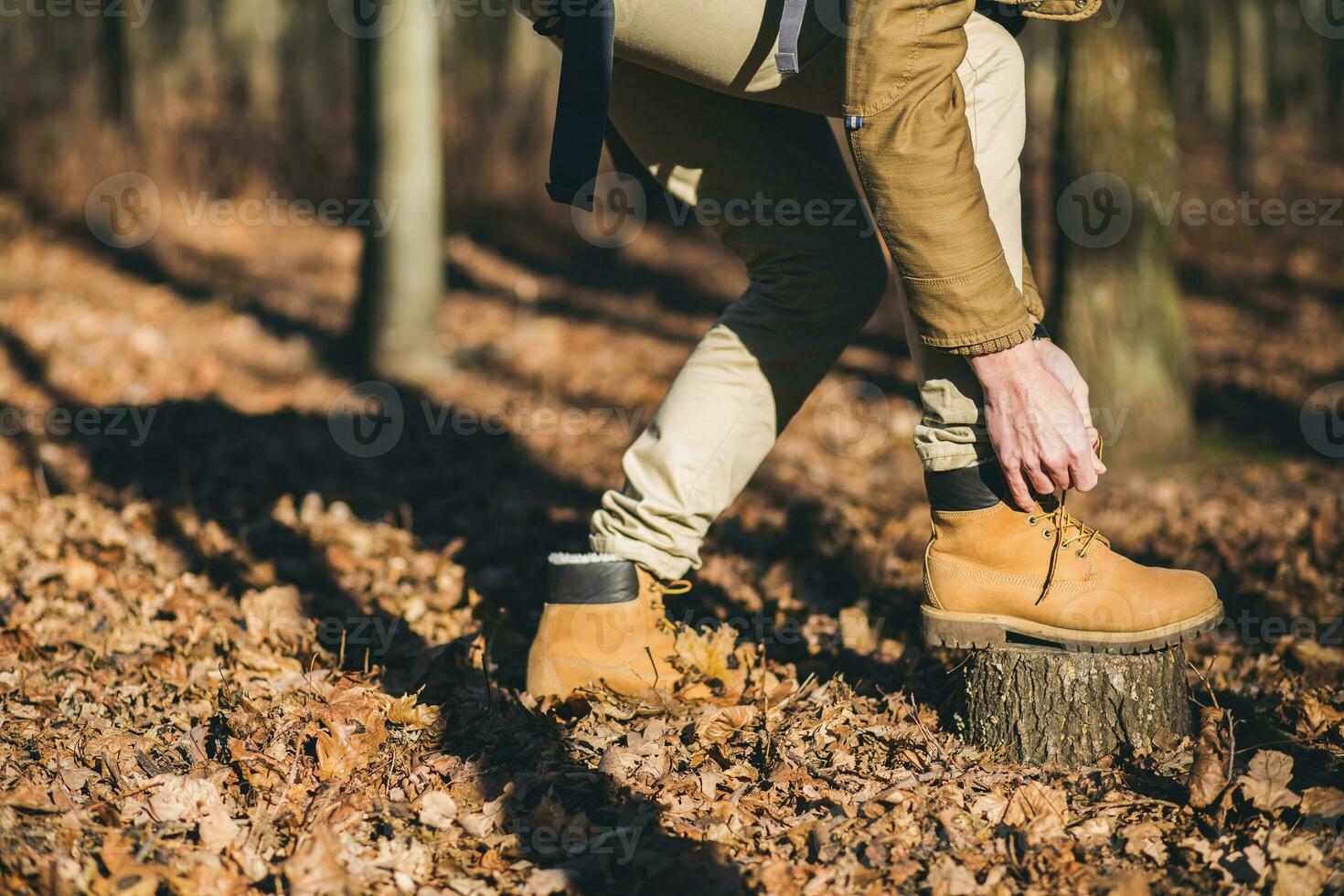 giovane fricchettone uomo in viaggio con zaino nel primavera autunno foresta foto