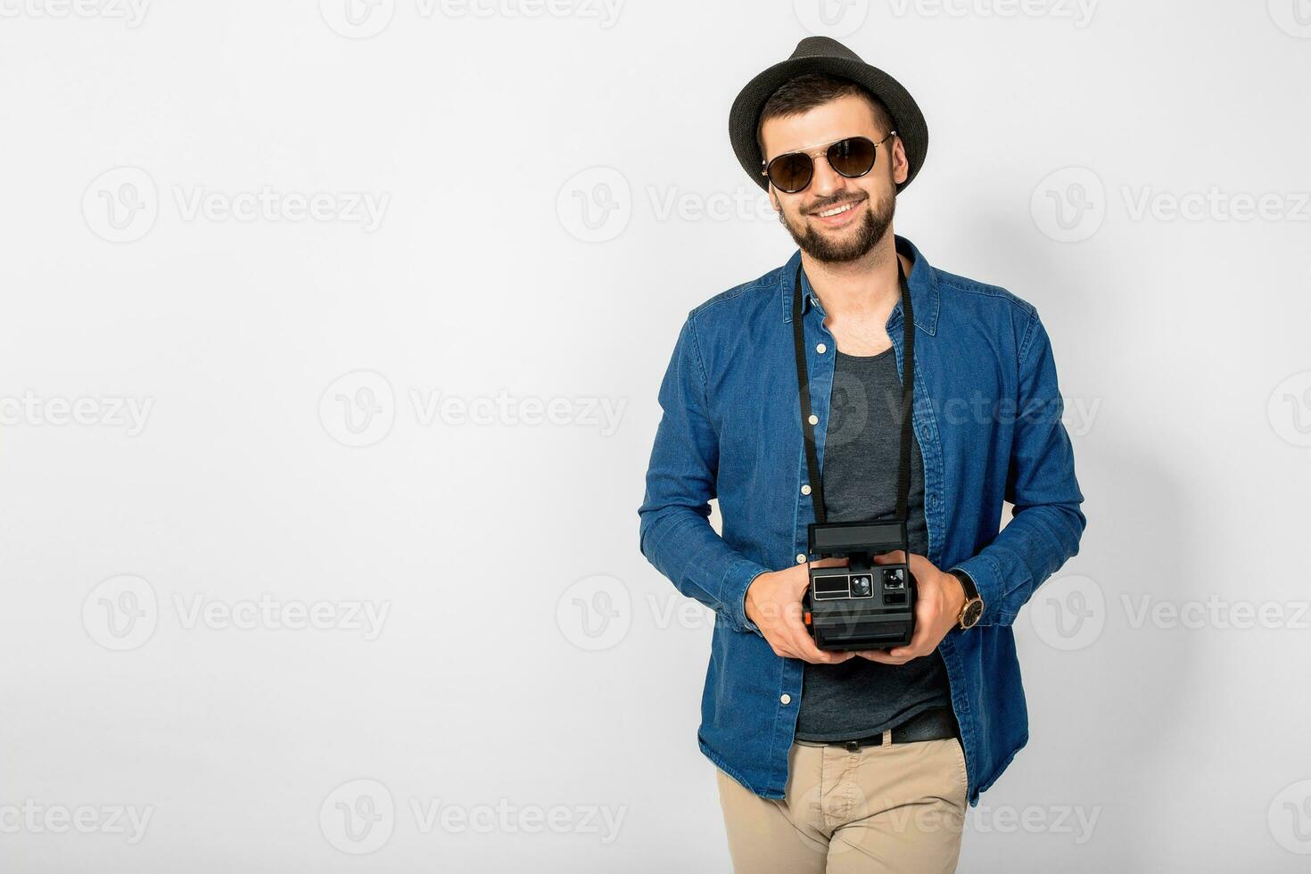 giovane bello sorridente contento uomo Tenere foto telecamera