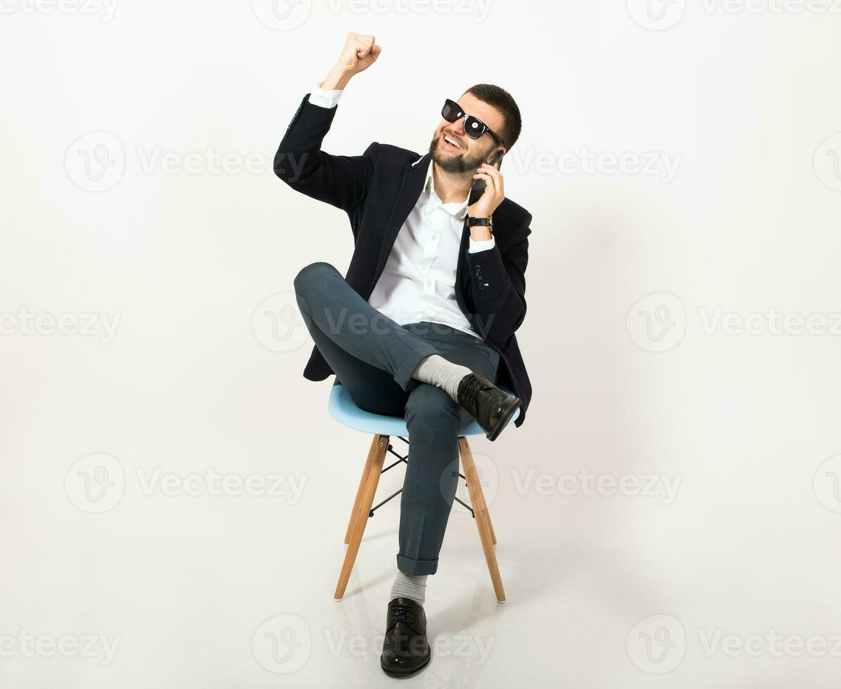 giovane bello elegante fricchettone uomo nel nero giacca Lavorando a ufficio tavolo, attività commerciale stile foto