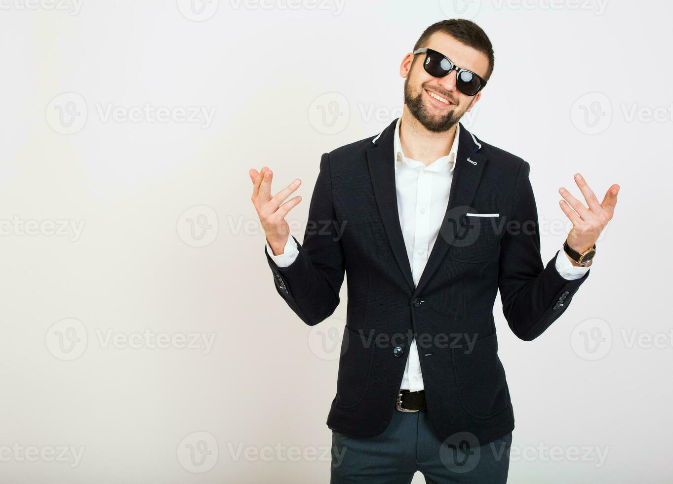 giovane bello elegante fricchettone uomo nel nero giacca Lavorando a ufficio tavolo, attività commerciale stile foto