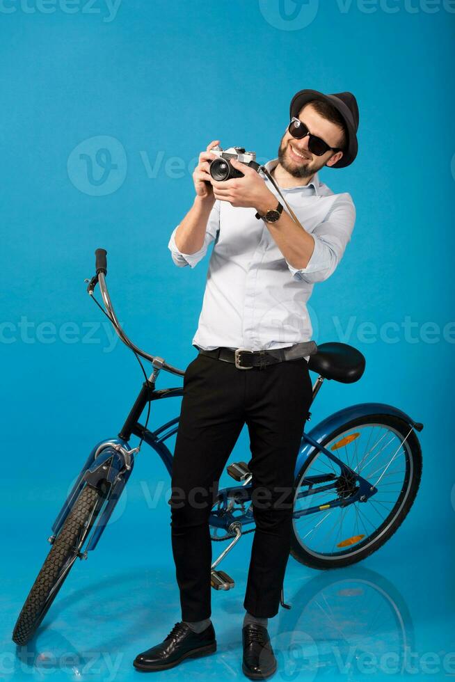 giovane bello sorridente contento uomo in viaggio su fricchettone bicicletta foto