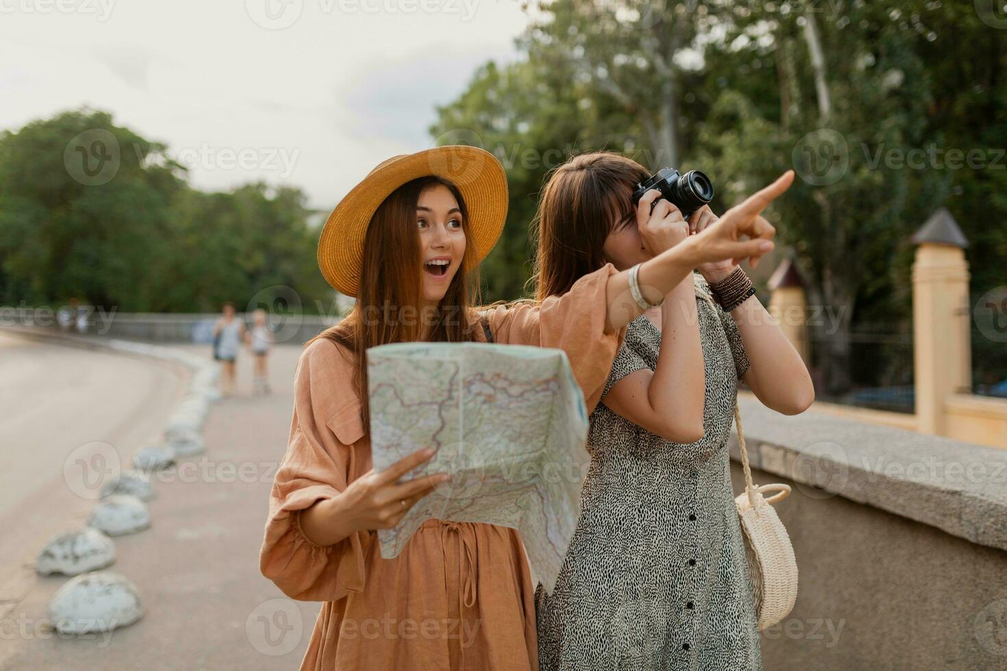 elegante giovane donne in viaggio insieme estate moda stile vestiti foto