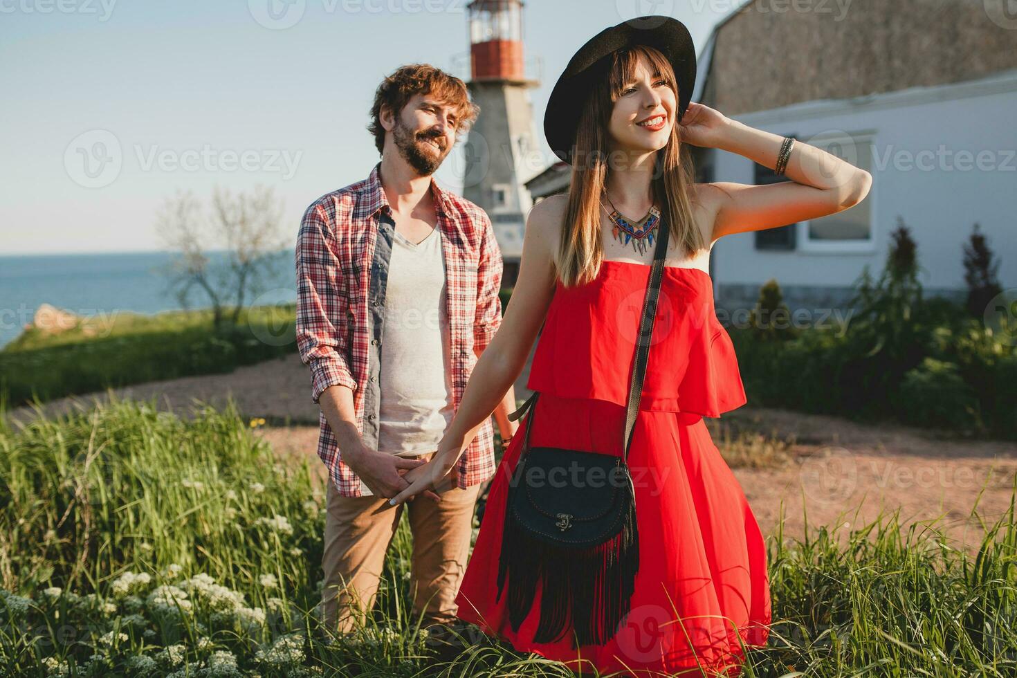 giovane elegante coppia nel amore nel campagna, indie fricchettone boemo stile foto