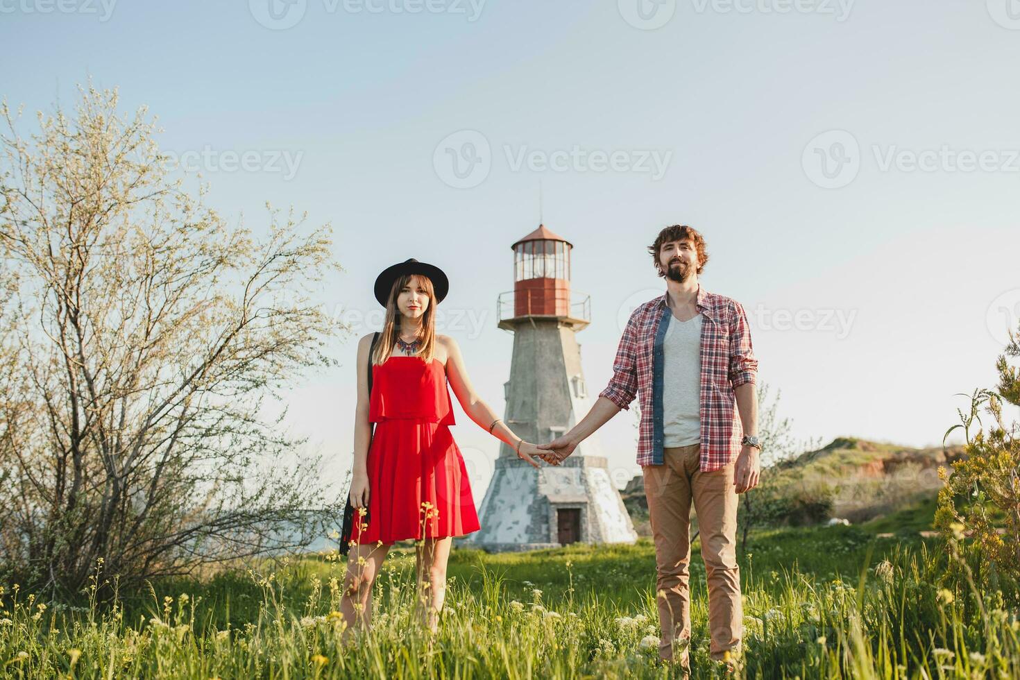 giovane elegante coppia nel amore nel campagna, indie fricchettone boemo stile foto