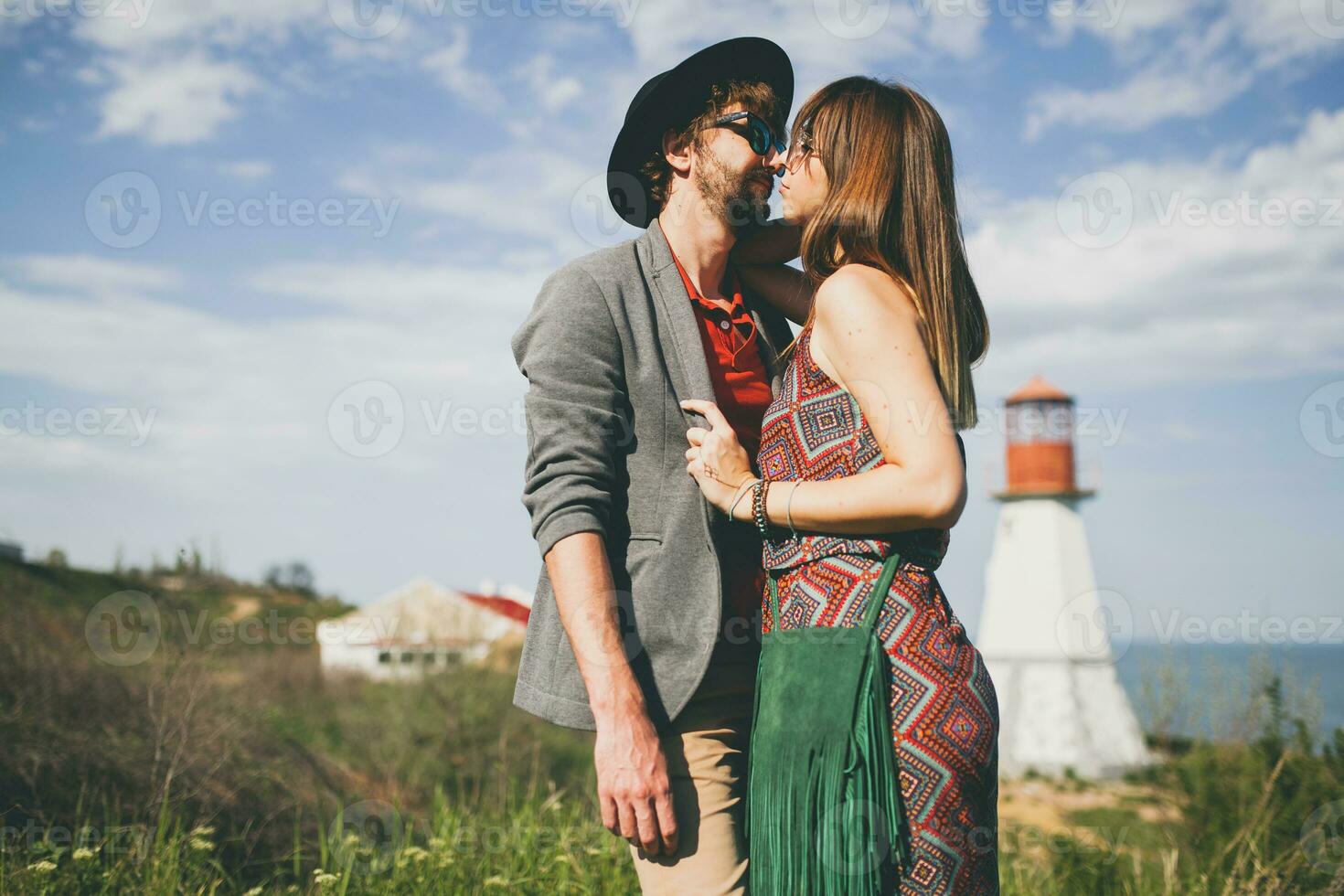 sorridente Tenere mani giovane fricchettone coppia indie stile nel amore a piedi nel campagna foto