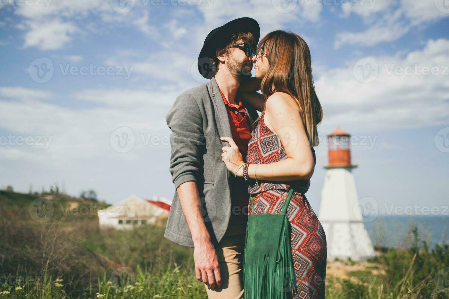 sorridente Tenere mani giovane fricchettone coppia indie stile nel amore a piedi nel campagna foto